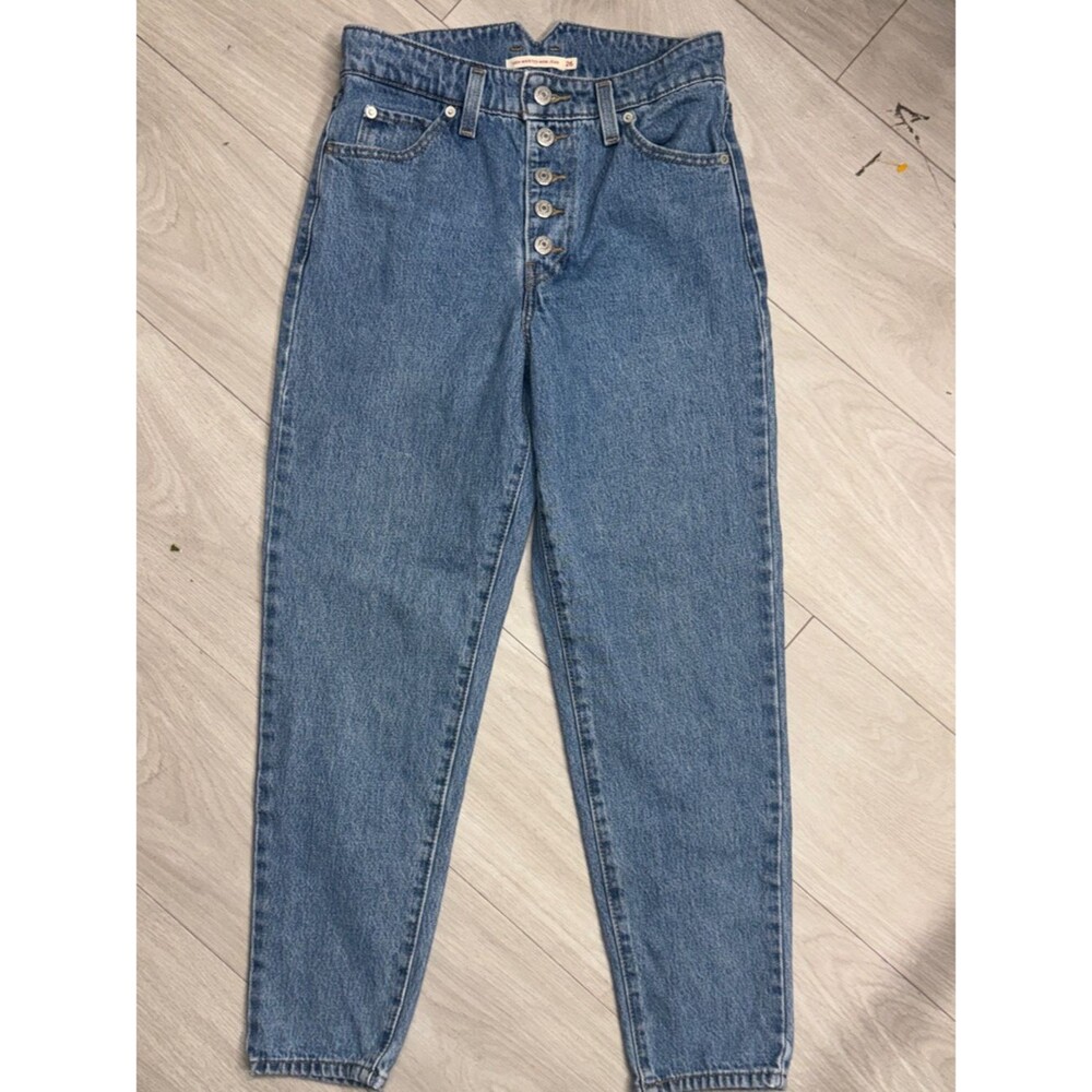 Levi’s High Waisted Mom Jeans Size 26 Light Wash Button Fly
